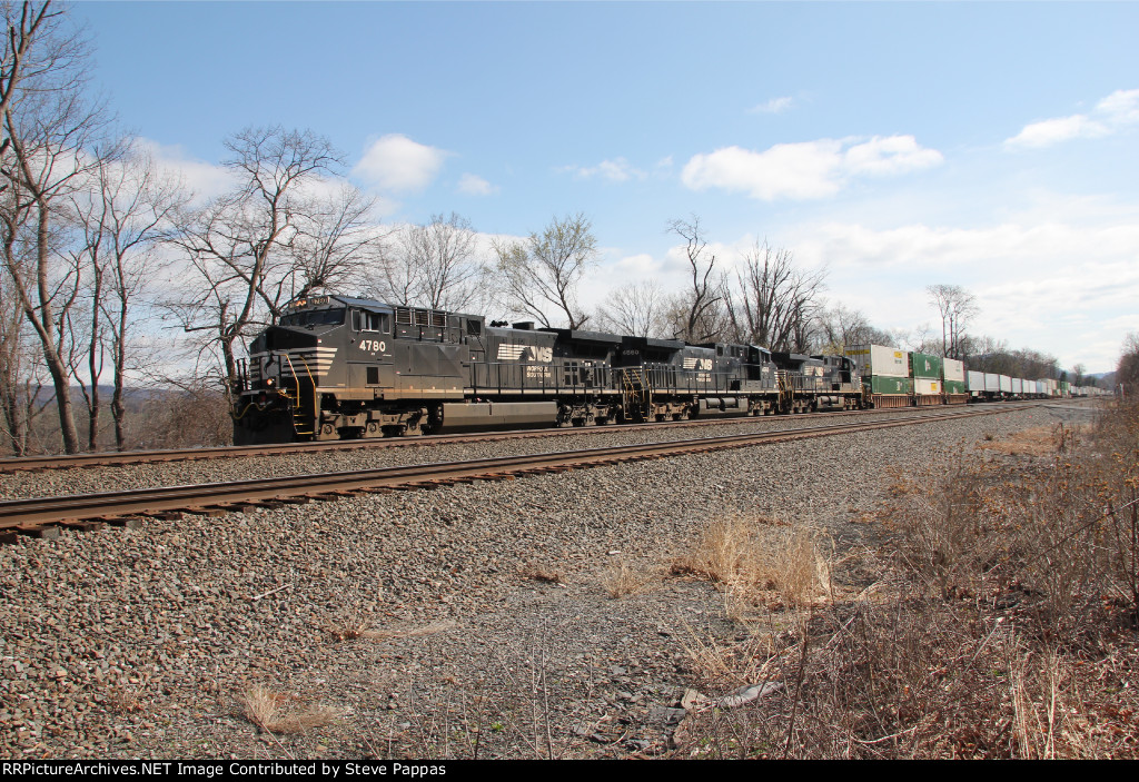 NS 4780 takes train 25G west